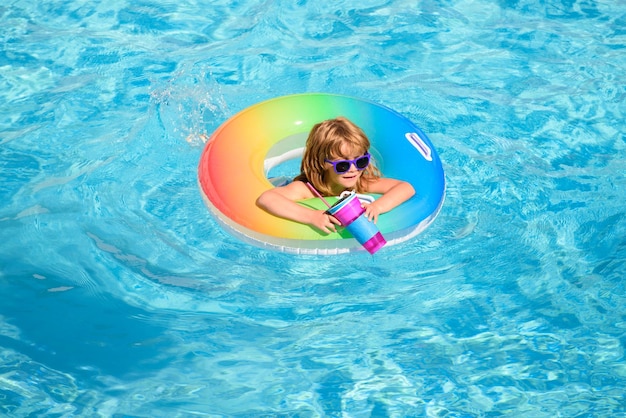 Sommerferienspaß Süßes Kind Junge Kind im Schwimmbad