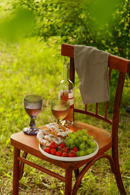 Sommerfest im Freien Käsecroissant und Beeren im Freien