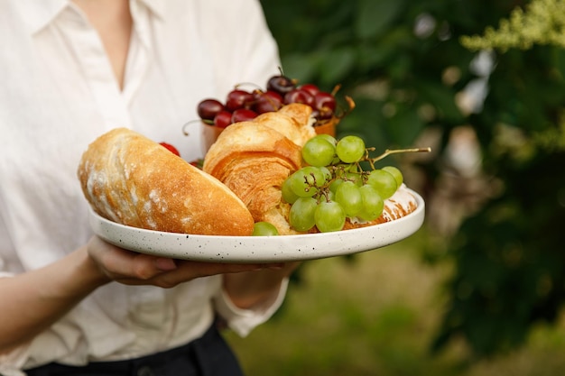 Sommerfest im Freien Käsecroissant und Beeren im Freien