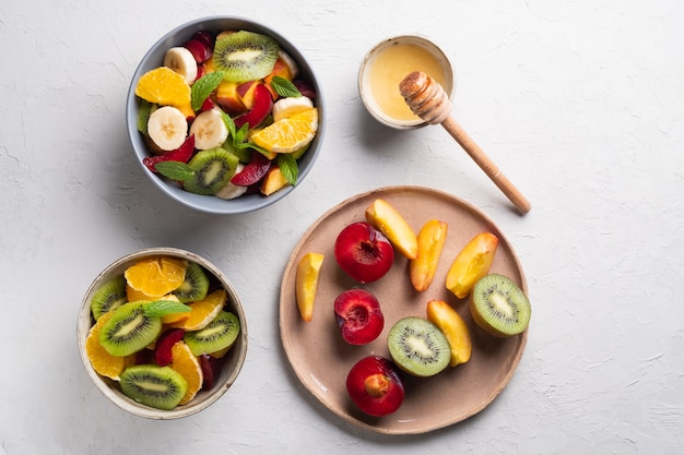 Sommerfrische Schüssel mit buntem Obstsalat