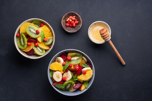 Sommerfrische Schüssel mit buntem Obstsalat