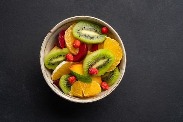 Sommerfrische Schüssel mit buntem Obstsalat