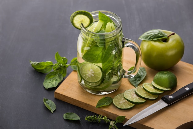 Sommerfrisches Fruchtgetränk. Frucht Aromatisiertes Wasser mit Limette mischen, ap