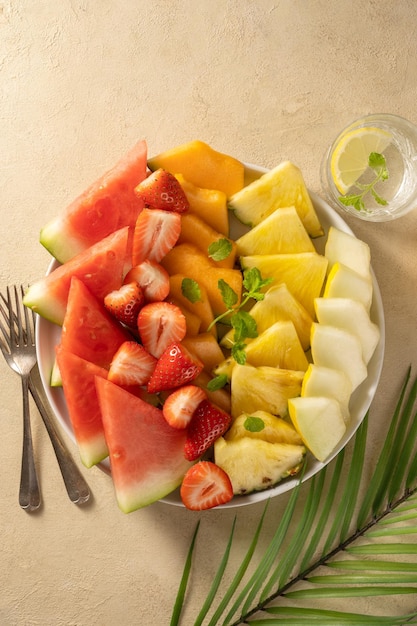 Sommerfrisches Obstsortiment Teller Antipasti Wassermelone Ananas Melone und Erdbeeren