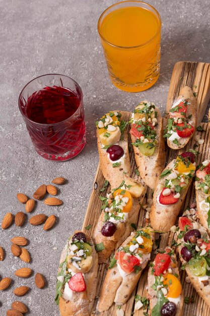 Sommerfruchtgetränke und Toast mit Obst und Sahne Gesundes Ernährungskonzept