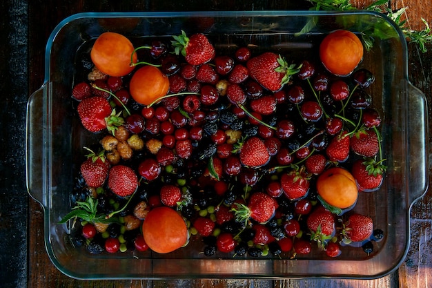 Sommerfrüchte und Beeren Erdbeeren Aprikosen Kirschen Maulbeere Himbeere unter natürlichem Licht Gesundes Dessert Naturkost Bio-Lebensmittel