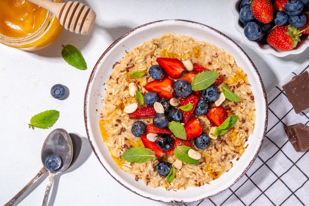 Sommerfrühstück Hafermehl mit Beeren