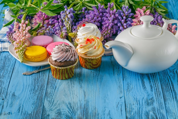 Sommerfrühstück mit Blumen