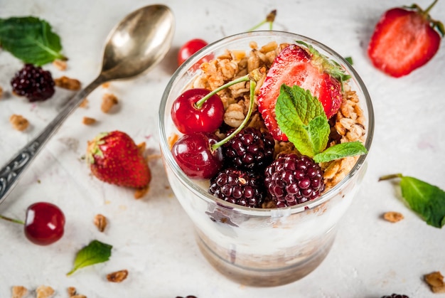 Sommerfrühstück mit frischen Beeren und Früchten