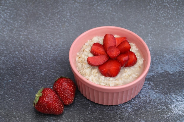 Sommerfrühstück mit Haferflocken und frischen Erdbeeren