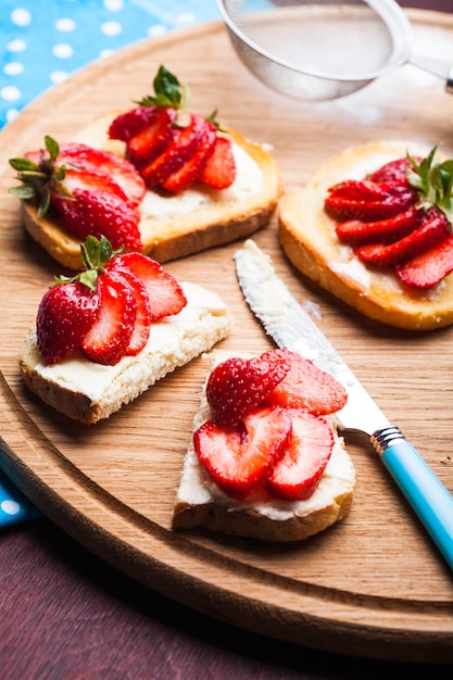 Sommerfrühstück - Toast mit Butter und Erdbeere