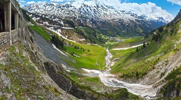 Sommergebirgspanorama von der Holzbodentunnelstraße (Warth, Vorarlberg, Österreich).