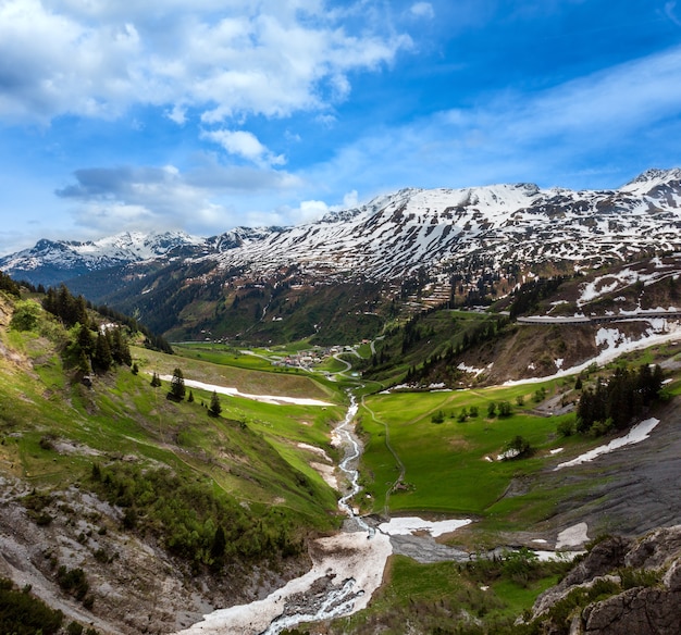 Sommergebirgspanorama von der Holzbodentunnelstraße (Warth, Vorarlberg, Österreich).