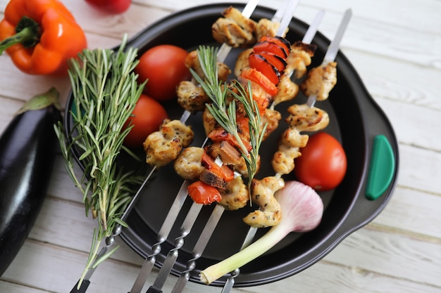 Sommergemüse gegrillte gebratene Auberginen und Tomaten