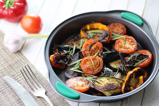 Sommergemüse gegrillte gebratene Auberginen und Tomaten