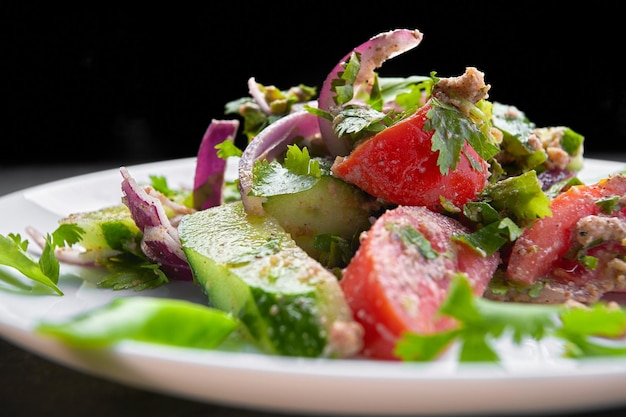 Sommergemüsesalat aus Gurken, Tomaten und Zwiebeln