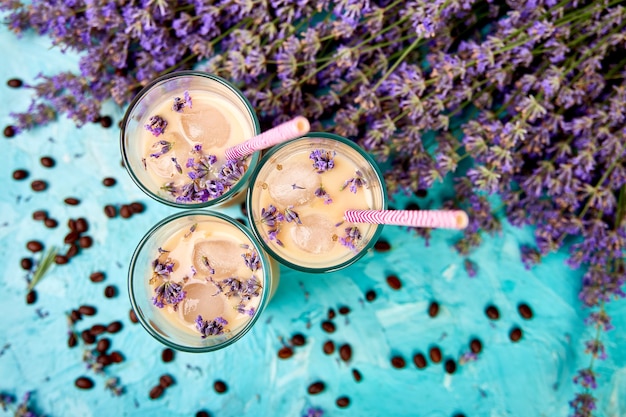 Sommergetränk Eiskaffee mit Lavendel im Glas