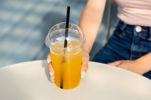 Sommergetränk erfrischende Limonade in der Hand eines Mädchens auf einer Party in einem Seecafé