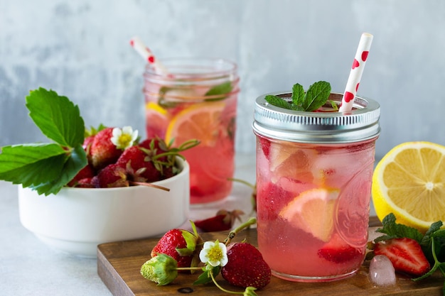 Sommergetränk erfrischende Limonade mit frischem Erdbeereis und Zitronen