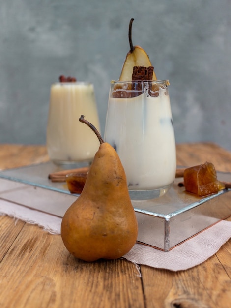 Sommergetränk mit Eis und Birne