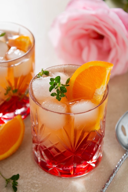Sommergetränk mit Erdbeeren, Orangen und frischen Kräutern, leckere hausgemachte Limonadengläser mit Sirup