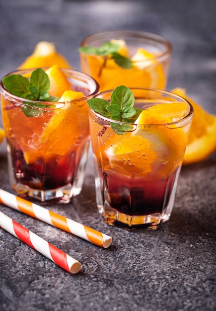 Sommergetränk mit Orange und Beeren