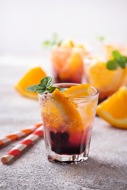 Sommergetränk mit Orange und Beeren