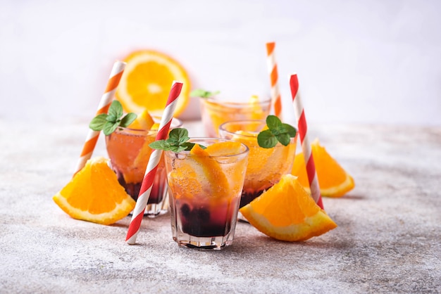 Sommergetränk mit Orange und Beeren