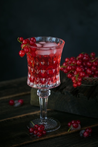 Sommergetränk mit weißem Sekt