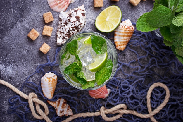 Sommergetränk Mojito mit Rum, Minze, Eis und Limette