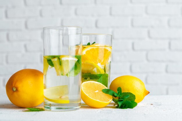 Sommergetränk. Traditionelle Limonade mit Zitronenminze