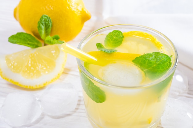 Sommergetränk von Zitrone und Minze oder Limonade