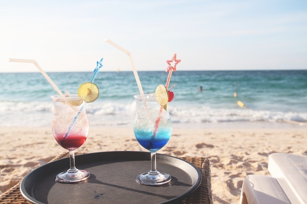 Sommergetränke auf Tisch und Strand