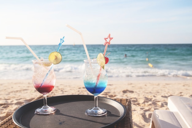 Foto sommergetränke auf tisch und strand