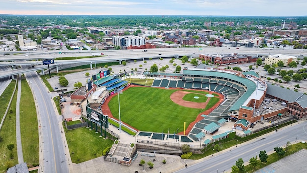 Foto sommergrüne louisville slugger field baseball diamant antenne mit stadthintergrund