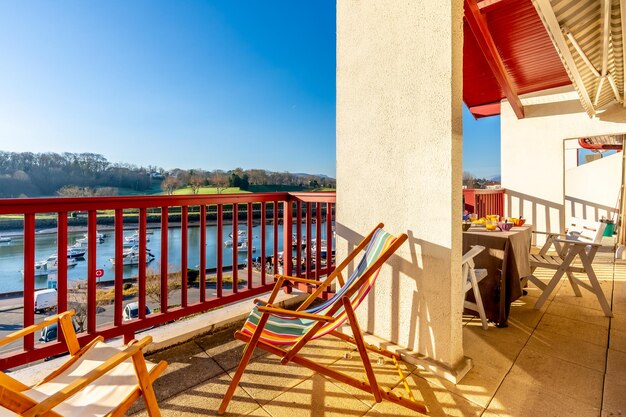 Sommerhausterrasse Schöne Terrasse mit Holzgeländer und Blick auf das Meer