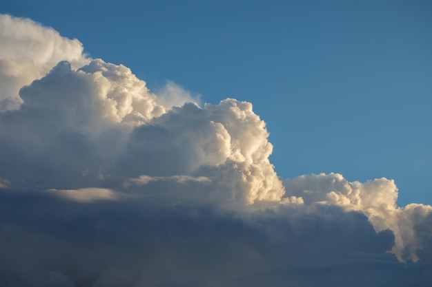 Sommerhimmel, der die Schönheit der Wolken einfängt