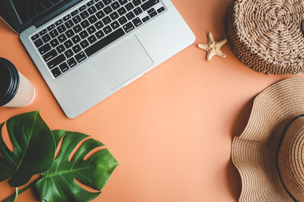 Sommerhintergrund mit Platz für Ihre Textzubehör-Laptopmuscheln auf buntem Hintergrund