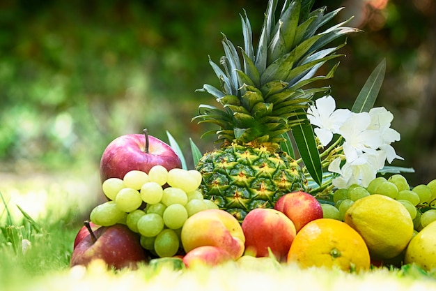 Sommerhintergrund mit reifen Früchten