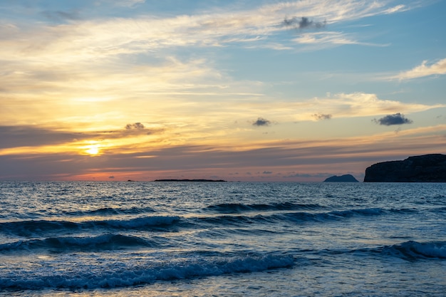 Sommerhintergrund mit tropischem Strand während Sonnenuntergang