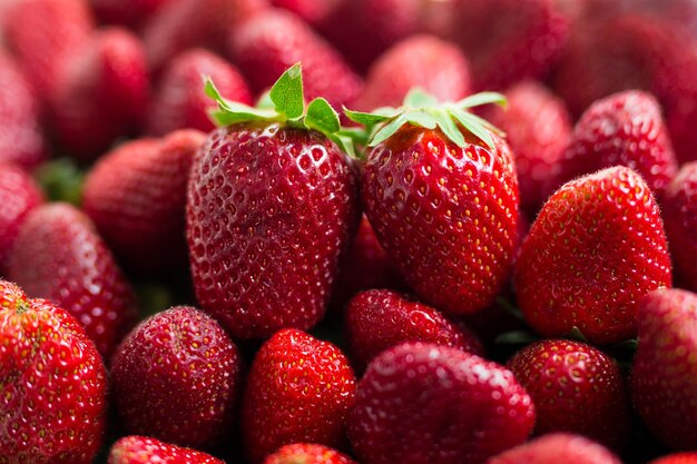 Sommerhintergrund - Nahaufnahme von roten reifen Erdbeeren