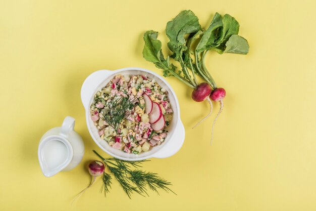 Sommerjoghurt kalte Suppe mit Ei, Gurke, Wurst und Dill in einem Teller