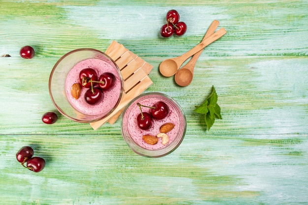 Sommerjoghurtdessert mit Sauerkirsche und Gelee, dekoriert mit frischen Beeren.