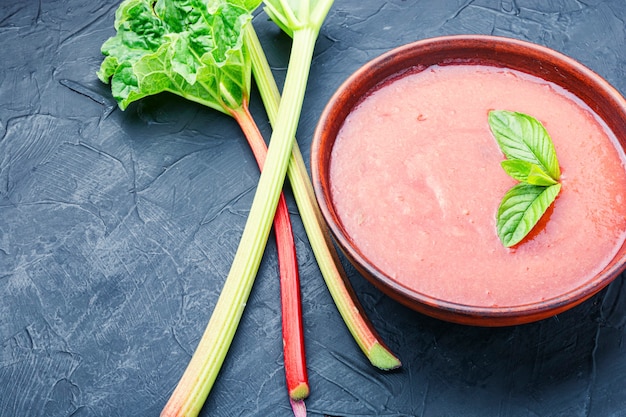 Sommerkalte Rhabarbersuppe in einem Teller