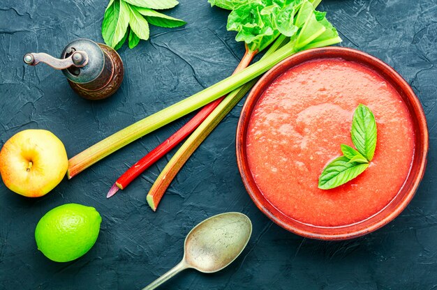 Sommerkalte Rhabarbersuppe in einem Teller