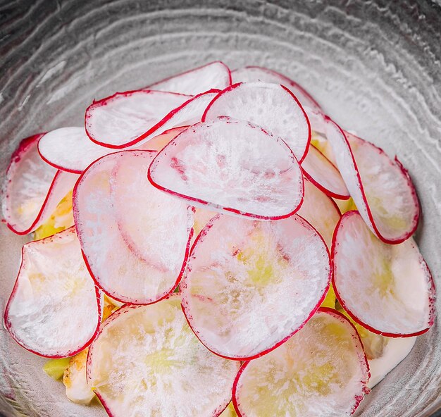 Sommerkalte Suppe okroshka in einer Keramikschüssel