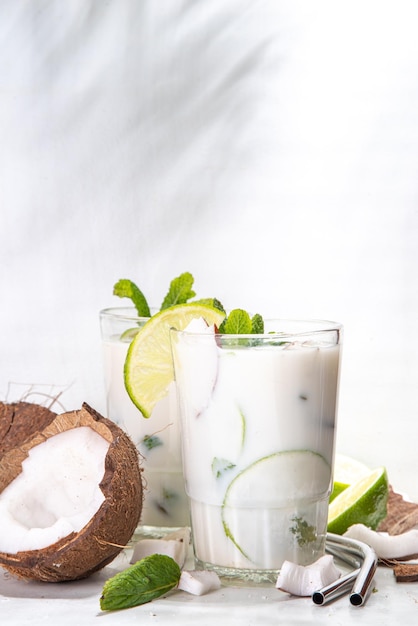 Sommerkaltes Alkoholgetränk alkoholfreier tropischer Mocktail Coconut Sweet Mojito oder Limonade mit frischer Kokosnuss-Limettenminze und süßem Siruplikör oder Rum