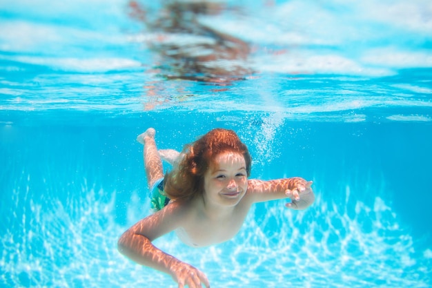 Sommerkinder im Meerwasser am Strand Junge schwimmen und tauchen unter Wasser Porträt im Schwimmpo