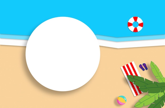 Sommerkonzept mit einem goldenen Sandstrand und einer handgefertigten Meereskomposition mit einer weißen Leerstelle für das Logo