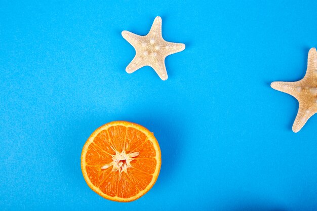 Sommerkonzept. Orangenfrucht und Seestern